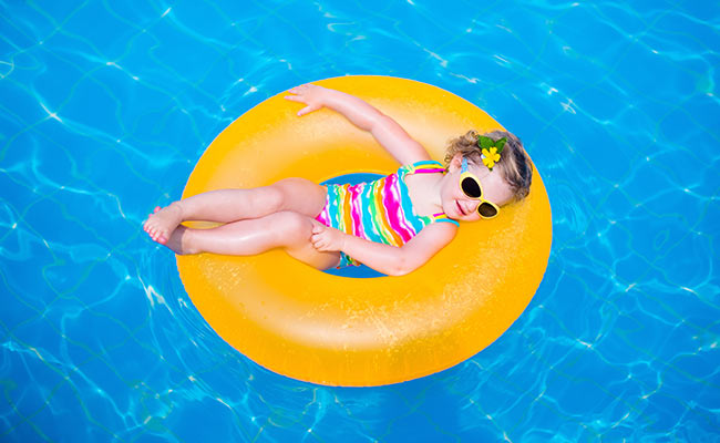 chica en la piscina